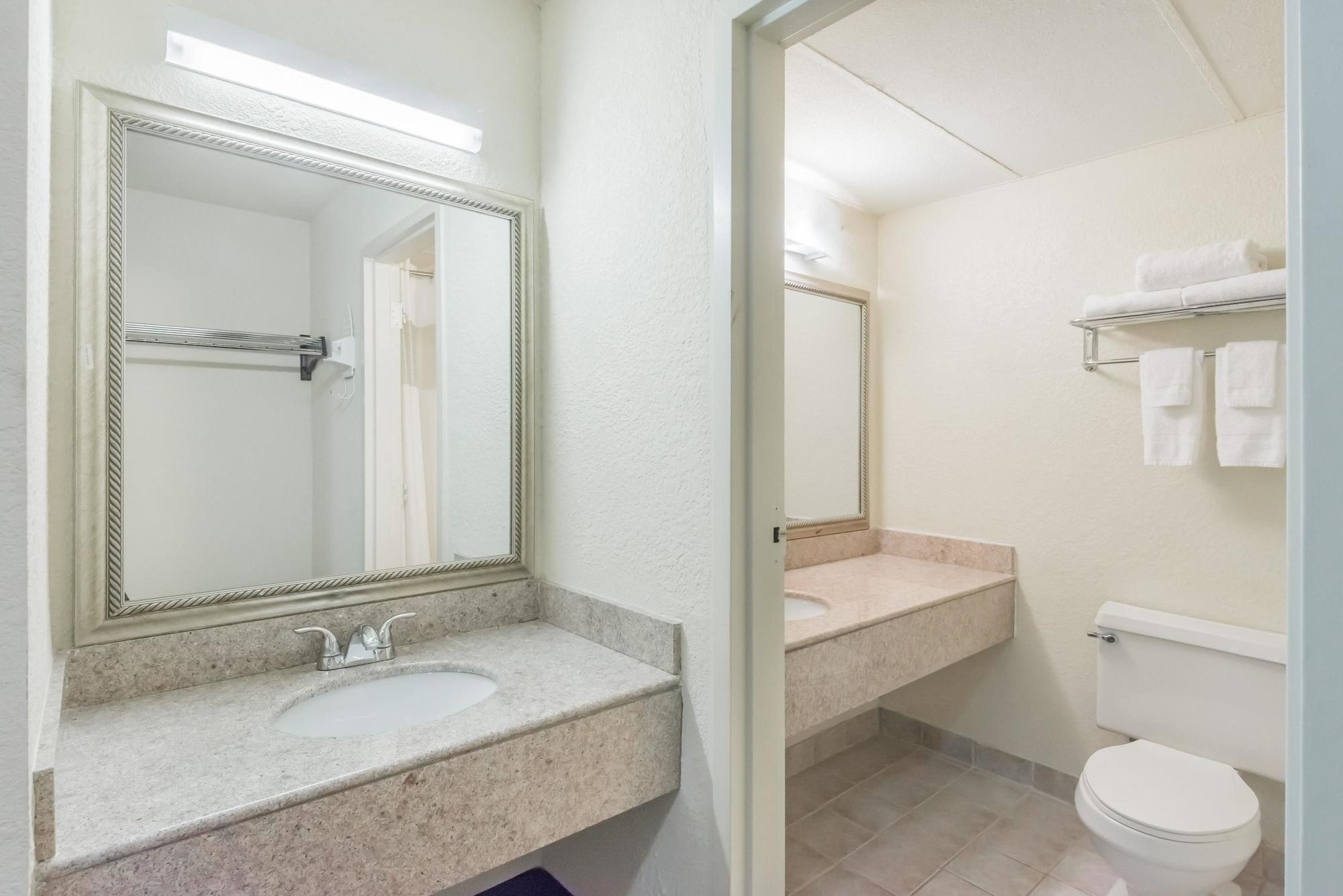 Baymont By Wyndham Kokomo Esterno foto
