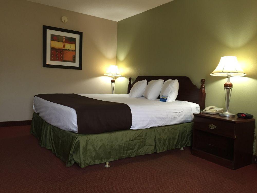 Baymont By Wyndham Kokomo Esterno foto
